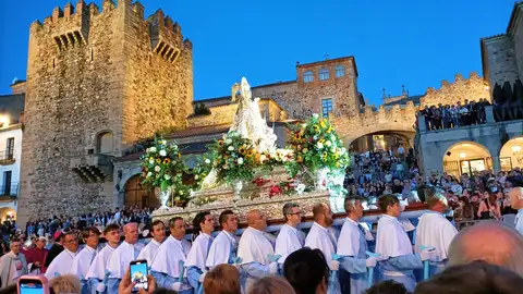 La Virgen de la Montaña baja este miércoles a Cáceres con un crespón negro por la muerte del Papa La Virgen de la Montaña baja este miércoles a Cáceres con un crespón negro por la muerte del Papa
