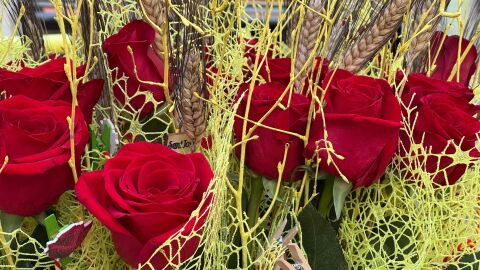 Sant Jordi 2025: carrers plens de gom a gom, roses i llibres 