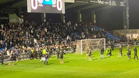 Aficionados del equipo salmantino arropan a los jugadores tras su último partido Aficionados del equipo salmantino arropan a los jugadores tras su último partido