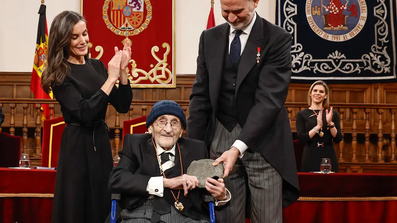 Álvaro Pombo recibe el Premio Cervantes 2024 Álvaro Pombo recibe el Premio Cervantes 2024