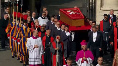 Los restos mortales del papa Francisco son trasladados a la Bas&iacute;lica de San Pedro
