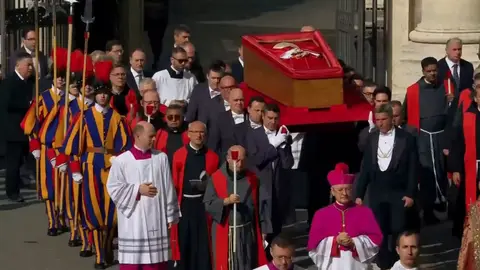 Los restos mortales del papa Francisco son trasladados a la Basílica de San Pedro Los restos mortales del papa Francisco son trasladados a la Basílica de San Pedro