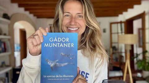 Gádor Muntaner publica su primer libro "La sonrisa de los tiburones" Gádor Muntaner publica su primer libro "La sonrisa de los tiburones"