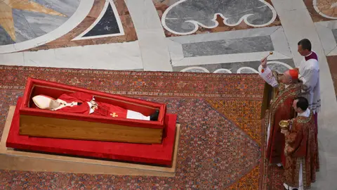 Los restos del papa Francisco en la capilla ardiente Los restos del papa Francisco en la capilla ardiente/ ALESSANDRO DI MEO/ Reuters
