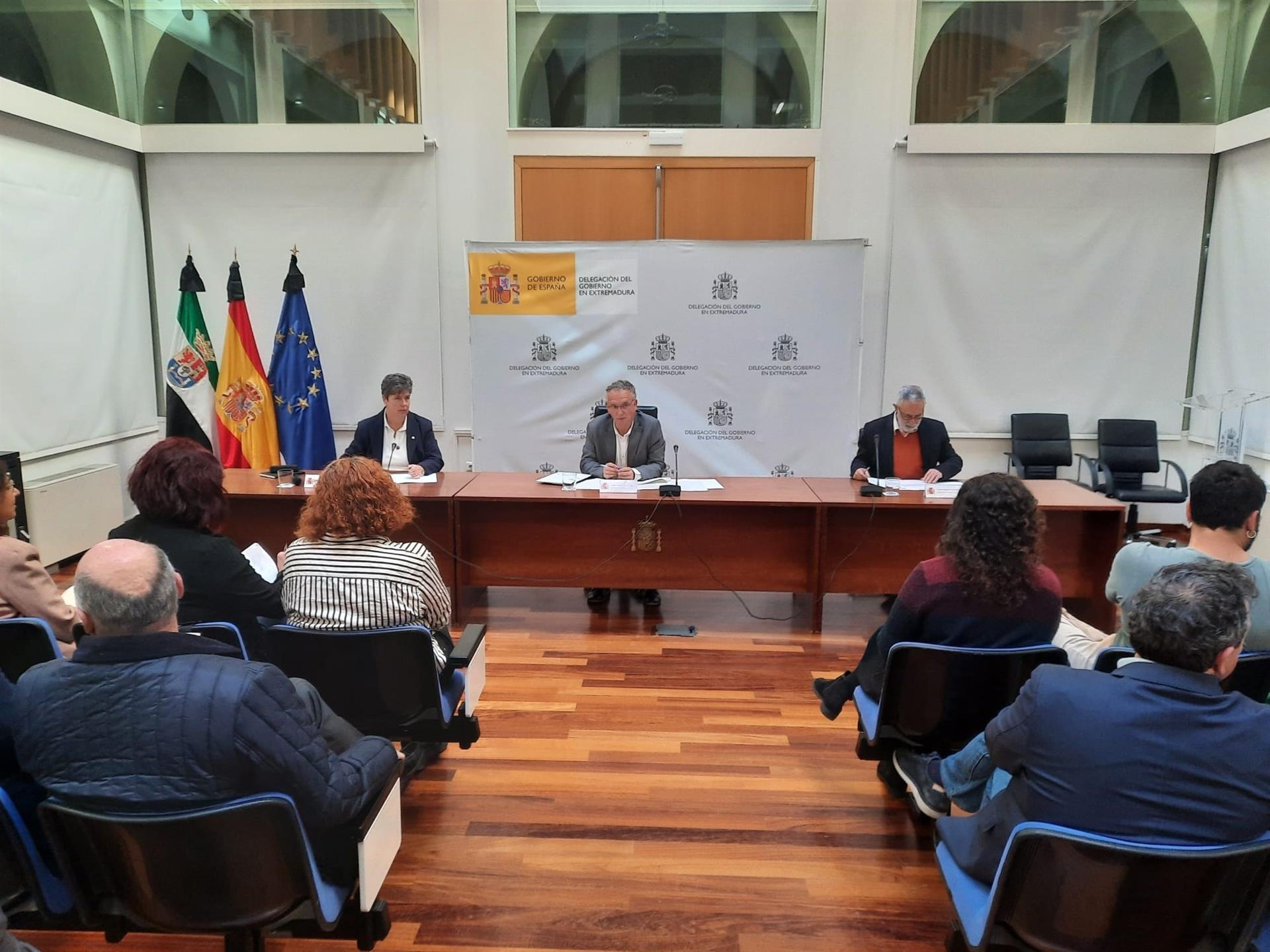 Una reunión en la Delegación del Gobierno pone en común a ONG´s que atienden a migrantes y sectores faltos de mano de obra Una reunión en la Delegación del Gobierno pone en común a ONG´s que atienden a migrantes y sectores faltos de mano de obra