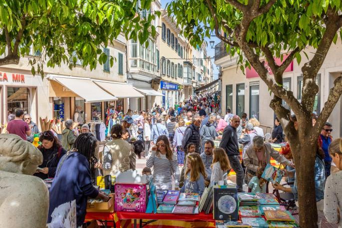 Menorca celebra Sant Jordi saliendo a la calle para comprar libros y rosas Menorca celebra Sant Jordi saliendo a la calle para comprar libros y rosas