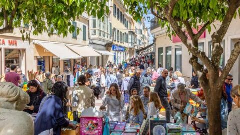 Imagen del centro de Ma&oacute; celebrando Sant Jordi. 