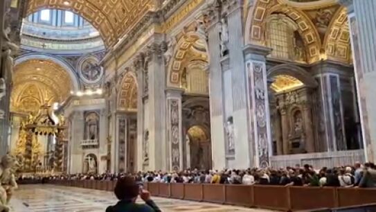 Onda Cero accede a la basílica de San Pedro donde miles de fieles despiden al papa Francisco