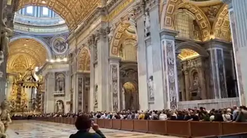 Onda Cero accede a la basílica de San Pedro donde miles de fieles despiden al papa Francisco Onda Cero accede a la basílica de San Pedro donde miles de fieles despiden al papa Francisco