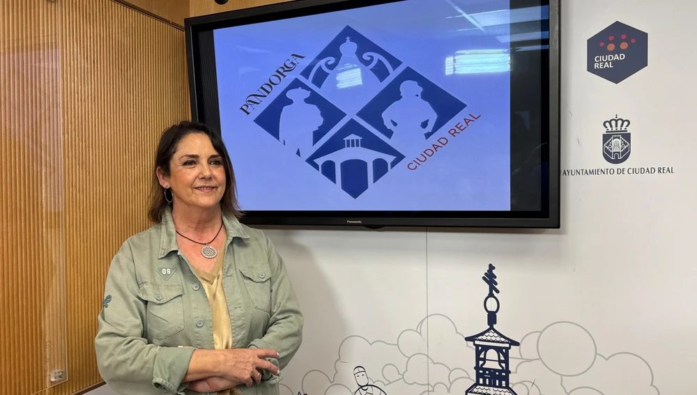 Cristina Galán junto con el logo de la Pandorga Cristina Galán junto con el logo de la Pandorga