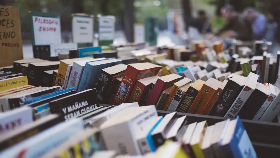 Muchos libros en un puesto Muchos libros en un puesto