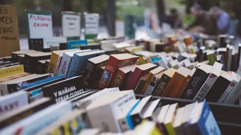 Muchos libros en un puesto