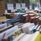 Muchos libros en un puesto