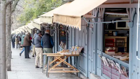 La Comunidad de Madrid premia a la Cuesta de Moyano con la Gran Cruz del Dos de Mayo La Comunidad de Madrid premia a la Cuesta de Moyano con la Gran Cruz del Dos de Mayo