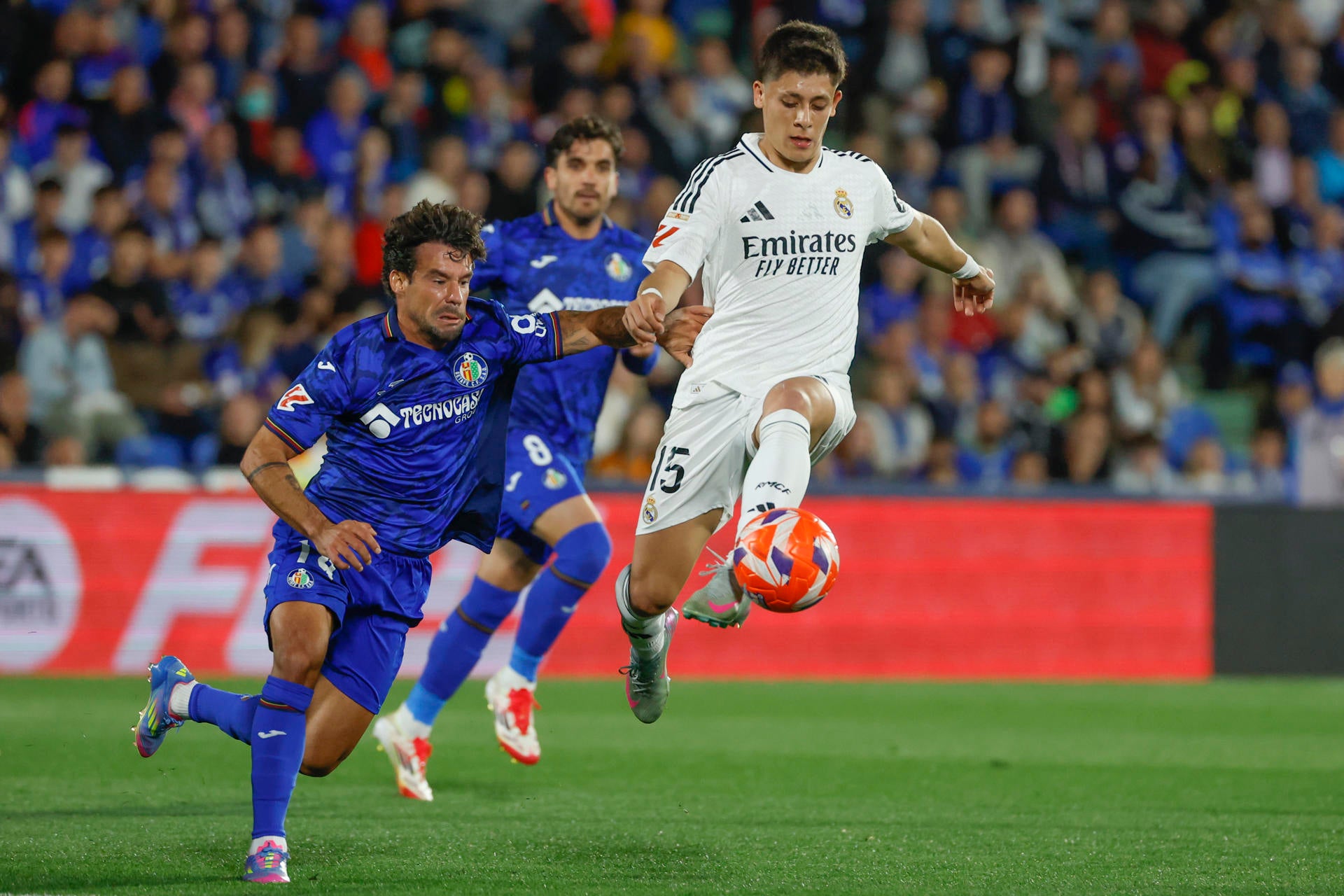 El Real Madrid se aferra a LaLiga con una sufrida victoria El Real Madrid se aferra a LaLiga con una sufrida victoria