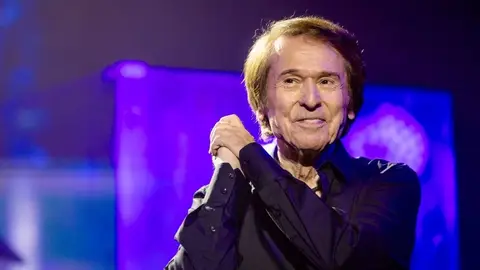 Cantante Raphael durante un concierto Cantante Raphael durante un concierto