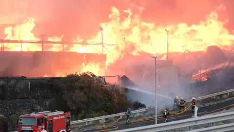 Un aparatoso incendio declarado en la tarde de este martes en una nave industrial de palets, ubicada en el polígono de Güímar, en Tenerife, ha obligado a cortar la autopista del sur, TF-1, en ambos sentidos, según ha informado el servicio de emergencias 1-1-2 del Gobierno de Canarias. Un aparatoso incendio declarado en la tarde de este martes en una nave industrial de palets, ubicada en el polígono de Güímar, en Tenerife, ha obligado a cortar la autopista del sur, TF-1, en ambos sentidos, según ha informado el servicio de emergencias 1-1-2 del Gobierno de Canarias.