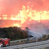 Un aparatoso incendio declarado en la tarde de este martes en una nave industrial de palets, ubicada en el polígono de Güímar, en Tenerife, ha obligado a cortar la autopista del sur, TF-1, en ambos sentidos, según ha informado el servicio de emergencias 1-1-2 del Gobierno de Canarias. 