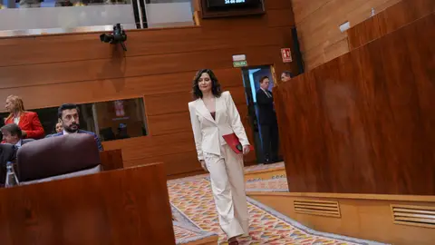 Ayuso: "la mujer del presidente del Gobierno es la única que se ha lucrado con la universidad pública y con los títulos" Ayuso: "la mujer del presidente del Gobierno es la única que se ha lucrado con la universidad pública y con los títulos"