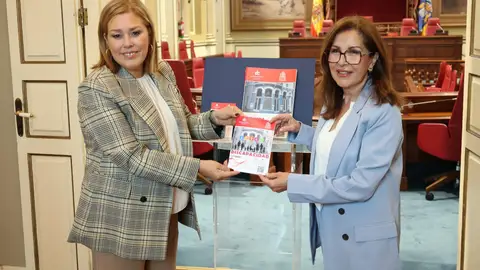 Astrid Pérez, presidenta del Parlamento de Canarias, y Lola Padrón, Diputada del Común Astrid Pérez, presidenta del Parlamento de Canarias, y Lola Padrón, Diputada del Común