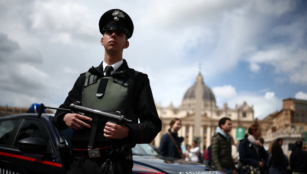 Un carabinieri controla los accesos a la plaza de San Pedro en el Vaticano/ REUTERS/Guglielmo Mangiapane Un carabinieri controla los accesos a la plaza de San Pedro en el Vaticano/ REUTERS/Guglielmo Mangiapane