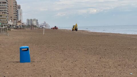 M&aacute;quinas limpiando las playas de Sueca