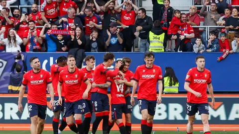 Los jugadores de Osasuna felicitan a Rubén García tras marcar el gol que ha dado los tres puntos a los rojillos Los jugadores de Osasuna felicitan a Rubén García tras marcar el gol que ha dado los tres puntos a los rojillos