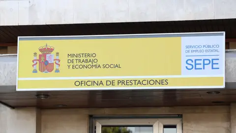 Los cursos del SEPE con los que ganarás 600 euros si los completas Portada de una oficina del SEPE
