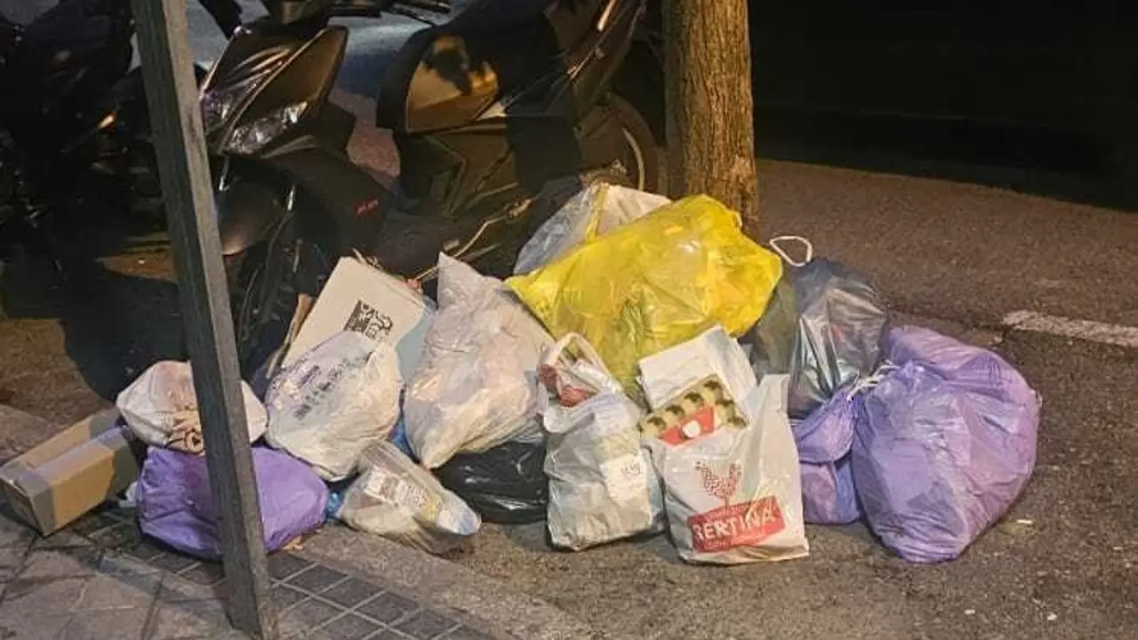 Basura acumulada en las calles de Madrid. Basura acumulada en las calles de Madrid.