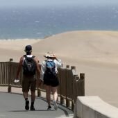 Turistas paseando por las dunas de Maspalomas