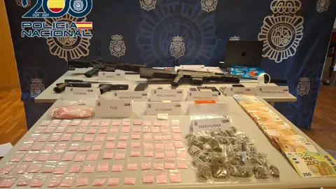 Efectos, droga y dinero intervenidos por la Policía Nacional en Elche. Efectos, droga y dinero intervenidos por la Policía Nacional en Elche.
