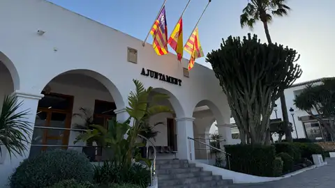 Fachada del Ayuntamiento de Sant Josep de sa Talaia Fachada del Ayuntamiento de Sant Josep de sa Talaia