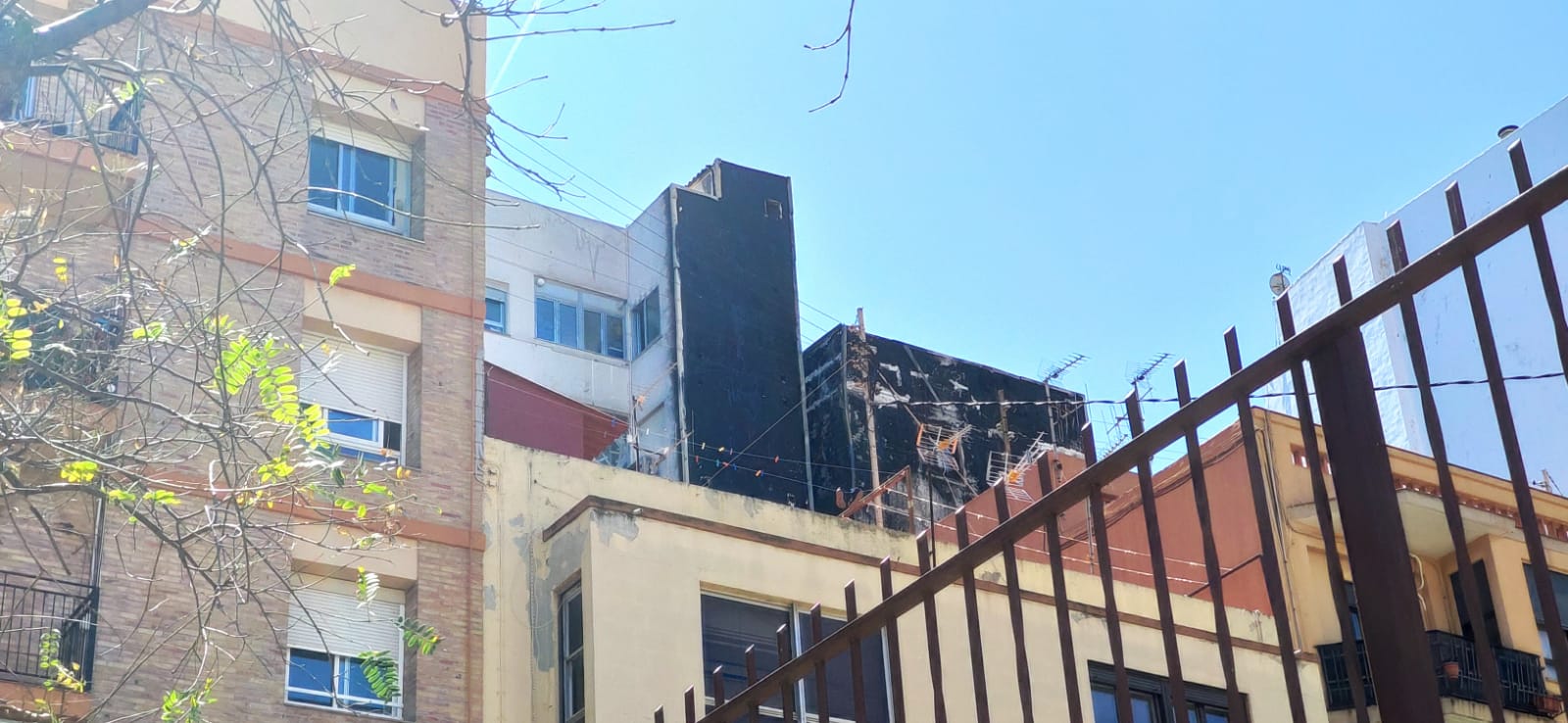 Los vecinos del edificio calcinado de Castellón siguen a la espera de respuestas: "Hay que no tenía ni seguro" Los vecinos del edificio calcinado de Castellón siguen a la espera de respuestas: "Hay que no tenía ni seguro"