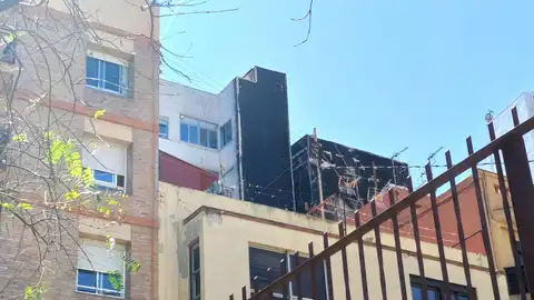 Los vecinos del edificio calcinado de Castellón siguen a la espera de respuestas: "Hay que no tenía ni seguro" Los vecinos del edificio calcinado de Castellón siguen a la espera de respuestas: "Hay que no tenía ni seguro"