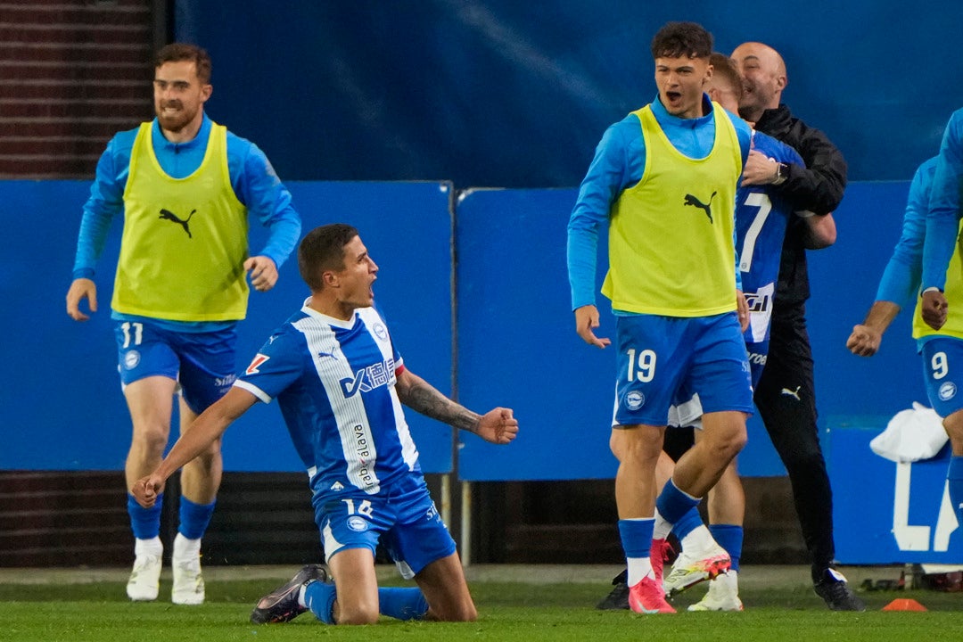 Tenaglia saca a flote al Alavés ante una floja Real Tenaglia saca a flote al Alavés ante una floja Real
