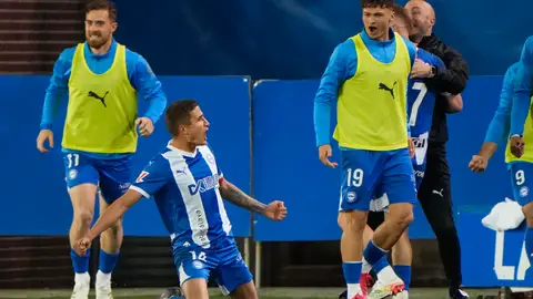 Tenaglia saca a flote al Alavés ante una floja Real Tenaglia saca a flote al Alavés ante una floja Real
