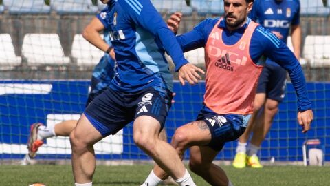 24-4-2025 Fede Vi&ntilde;as y David Costas, en un entrenamiento del Real Oviedo.