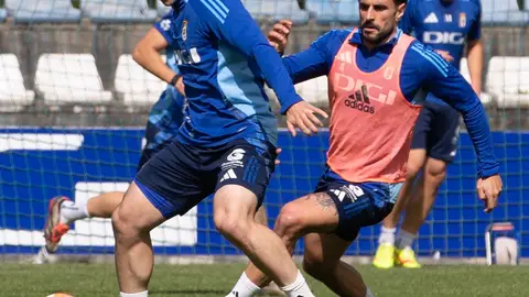 24-4-2025 Fede Viñas y David Costas, en un entrenamiento del Real Oviedo. 24-4-2025 Fede Viñas y David Costas, en un entrenamiento del Real Oviedo.