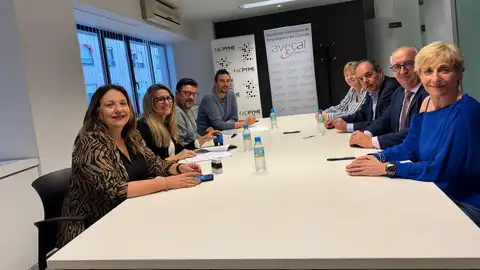 Reunión en la que se ha cerrado el acuerdo del nuevo convenio del comercio minorista, mayorista y exportadores de calzado, marroquinería y de viaje. Reunión en la que se ha cerrado el acuerdo del nuevo convenio del comercio minorista, mayorista y exportadores de calzado, marroquinería y de viaje.