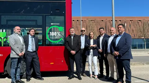 El alcalde de Cuenca, Darío Dolz, junto con los responsables de la empresa adjudicataria El alcalde de Cuenca, Darío Dolz, junto con los responsables de la empresa adjudicataria