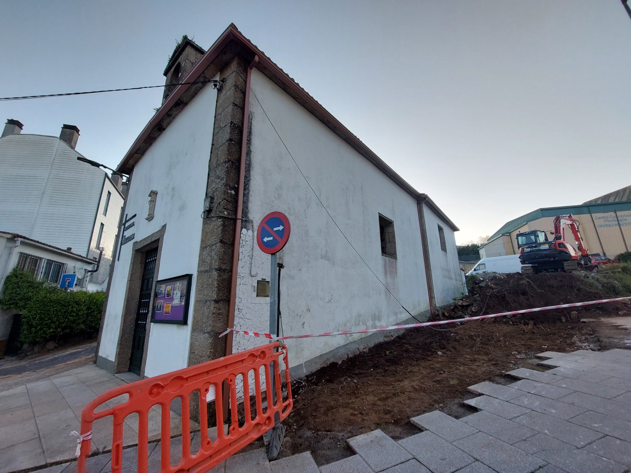 El artista compostelano Julio Ferreiro afirma que "fue una decisión acertada" el derribo del muro que contenía su mosaico en la Iglesia porque "el trozo con el mural quedaría muy debilitado" El artista compostelano Julio Ferreiro afirma que "fue una decisión acertada" el derribo del muro que contenía su mosaico en la Iglesia porque "el trozo con el mural quedaría muy debilitado"