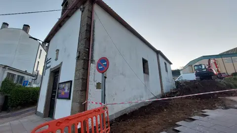El artista compostelano Julio Ferreiro afirma que "fue una decisión acertada" el derribo del muro que contenía su mosaico en la Iglesia porque "el trozo con el mural quedaría muy debilitado" El artista compostelano Julio Ferreiro afirma que "fue una decisión acertada" el derribo del muro que contenía su mosaico en la Iglesia porque "el trozo con el mural quedaría muy debilitado"