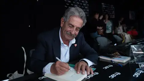 El secretario general del PRC y expresidente de Cantabria, Miguel Ángel Revilla, durante la firma de uno de sus ejemplares, en la Diada de San Jordi 2025 El secretario general del PRC y expresidente de Cantabria, Miguel Ángel Revilla, durante la firma de uno de sus ejemplares, en la Diada de San Jordi 2025