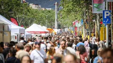 El centre de Barcelona durant la diada de Sant Jordi de 2025