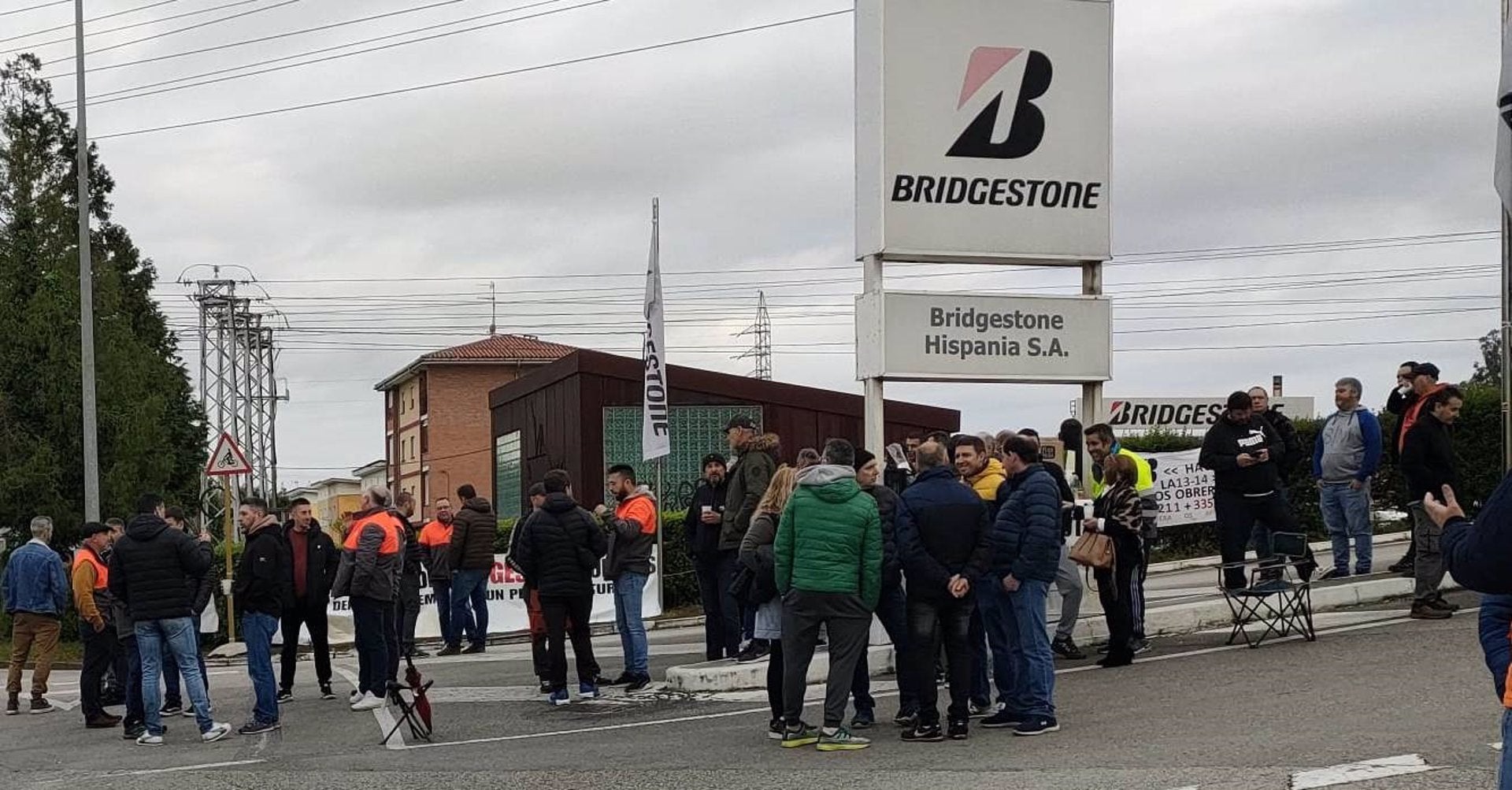 La huelga en la fábrica de Bridgestone en Puente San Miguel se reanuda con un nuevo paro total de la producción La huelga en la fábrica de Bridgestone en Puente San Miguel se reanuda con un nuevo paro total de la producción