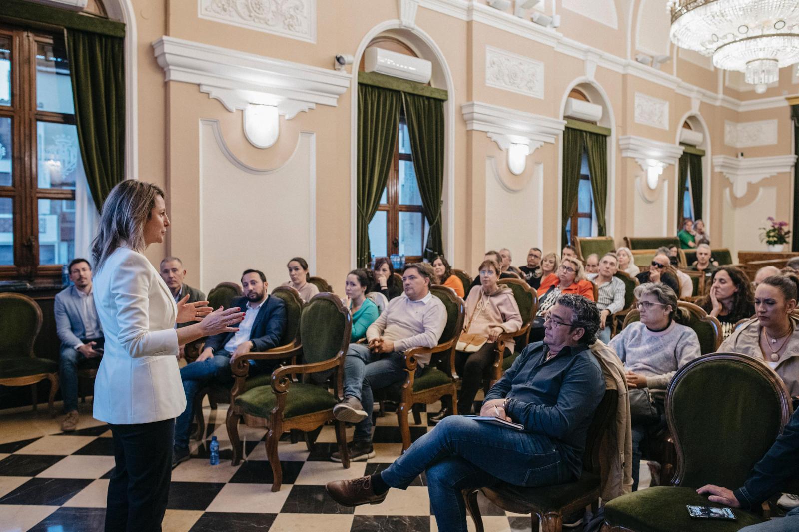 Cuenta atrás para el inicio de la reforma del Mercado Central de Castellón: el Ayuntamiento presenta el proyecto a los vendedores Cuenta atrás para el inicio de la reforma del Mercado Central de Castellón: el Ayuntamiento presenta el proyecto a los vendedores