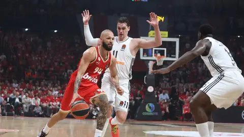 Real Madrid y Barcelona arrancan los playoffs con derrota Real Madrid y Barcelona arrancan los playoffs con derrota