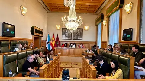 Los concejales ediles del PSOE en Santiago se ausentan del pleno al no abordarse el paso a no adscritos de los expulsados Los concejales ediles del PSOE en Santiago se ausentan del pleno al no abordarse el paso a no adscritos de los expulsados