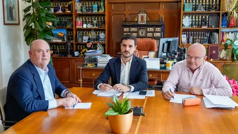 Alejandro Navarro insta a Alberto de Rosa, presidente del grupo Ribera, a mejorar las condiciones laborales del personal del Hospital Universitario público de Torrejón de Ardoz Reunión del ejecutivo torrejonero con el presidente del grupo Ribera