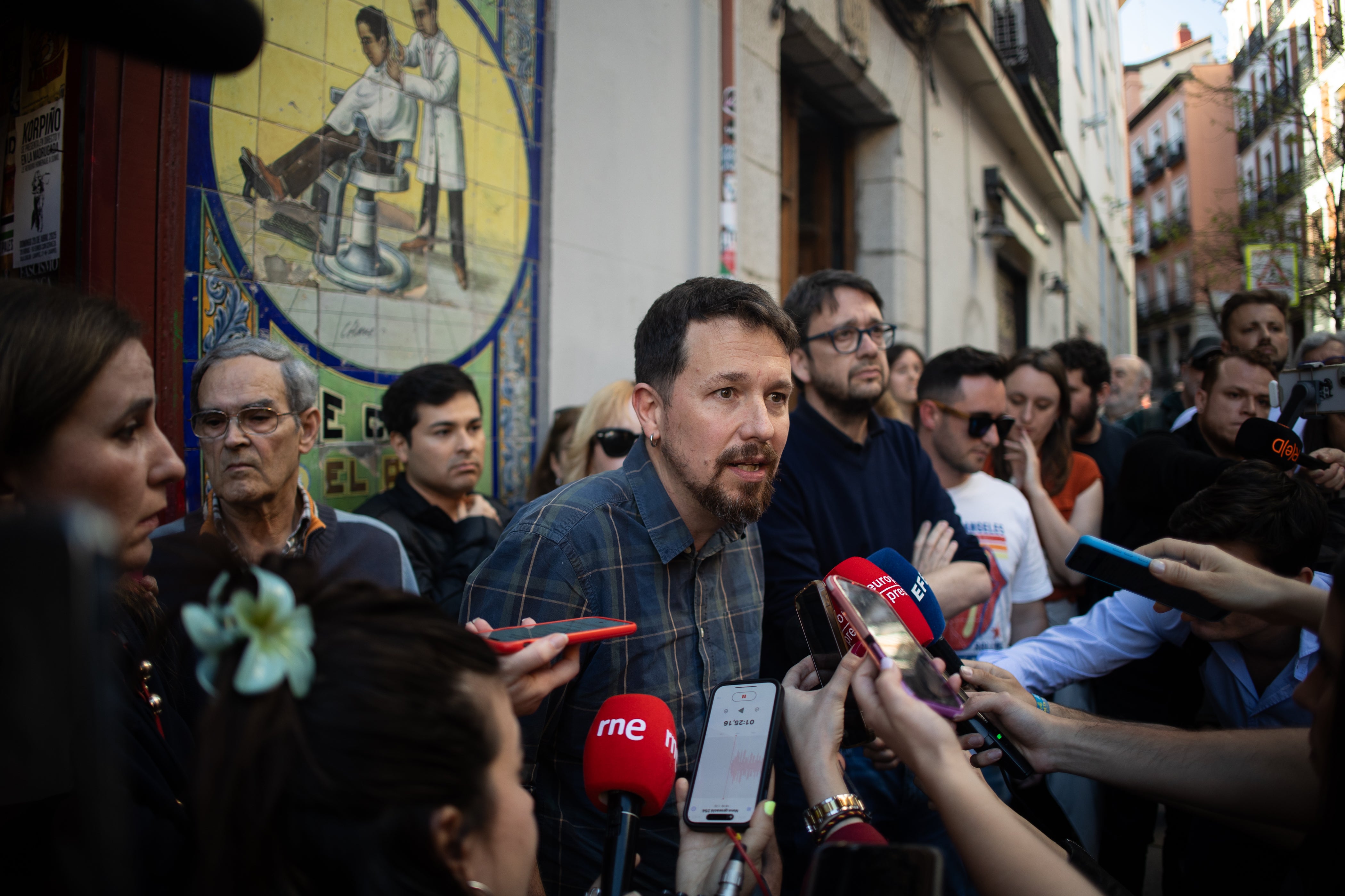 Multa a Pablo Iglesias por exceso de aforo en su taberna de Lavapiés Multa a Pablo Iglesias por exceso de aforo en su taberna de Lavapiés